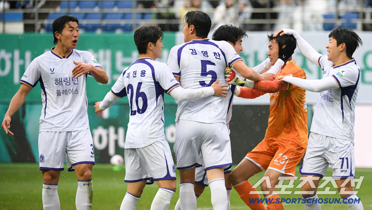 "감이 좋았다" 승점 안긴 환상 PK 선방, 데뷔전부터 미친 존재감 뽐낸…