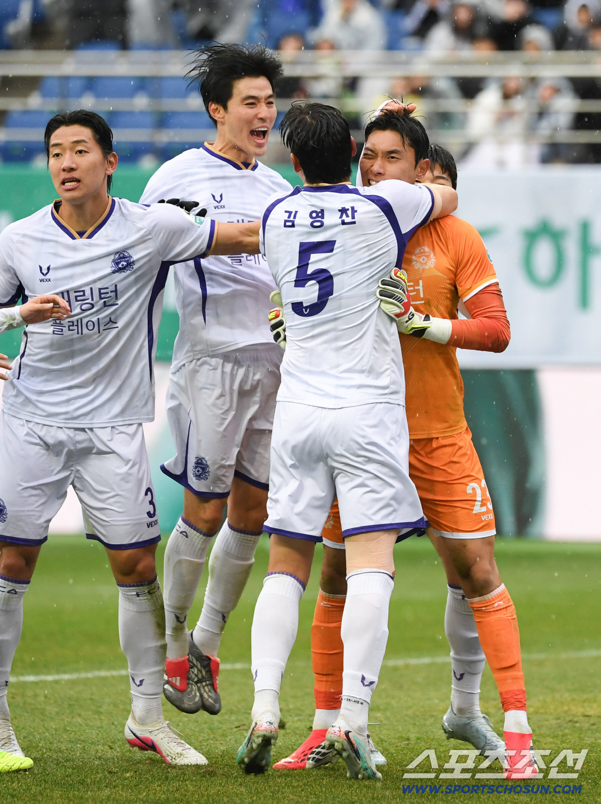 "감이 좋았다" 승점 안긴 환상 PK 선방, 데뷔전부터 미친 존재감 뽐낸…