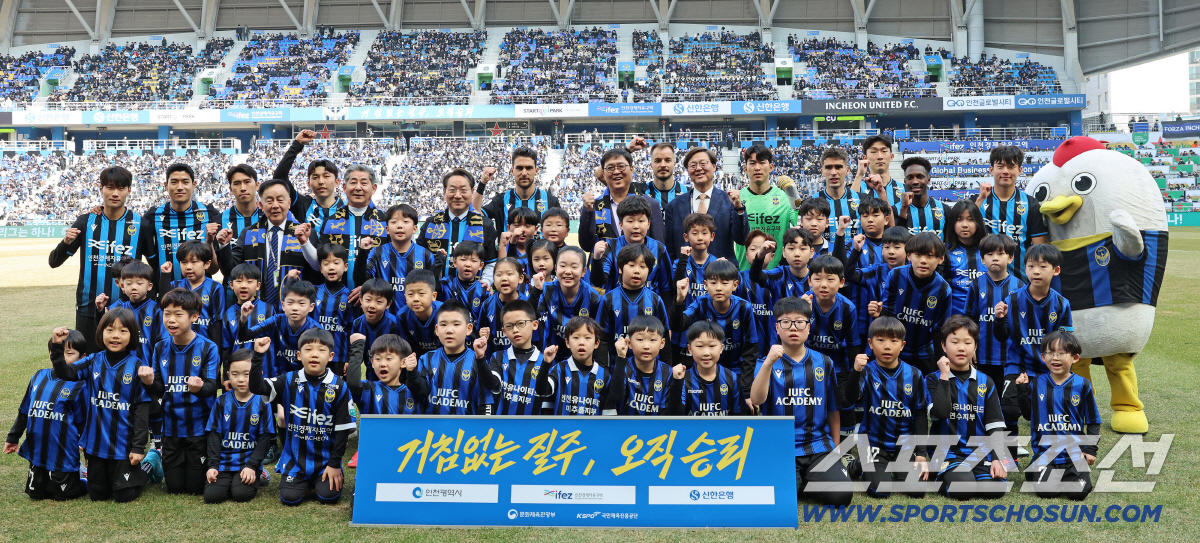 '경인더비 직관'최휘영 문체부장관 "잔디관리 특단의 대책 필요...K리그…