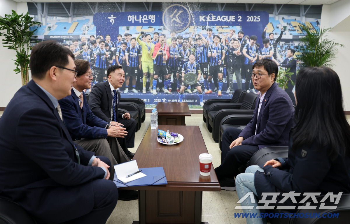 '경인더비 직관'최휘영 문체부장관 "잔디관리 특단의 대책 필요...K리그…