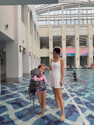 이지혜, '학비 1200만원' 초2 딸 친구들과 호캉스 소원 성취..