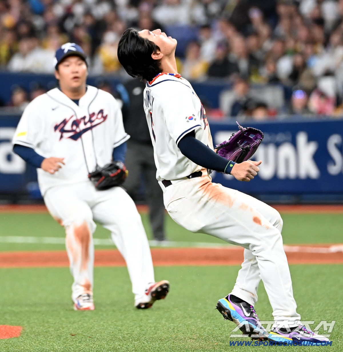 ‘가슴 철렁!’ 김도영 뒷통수 박고도 웃었다. 투혼 수비→5회 동점포..…