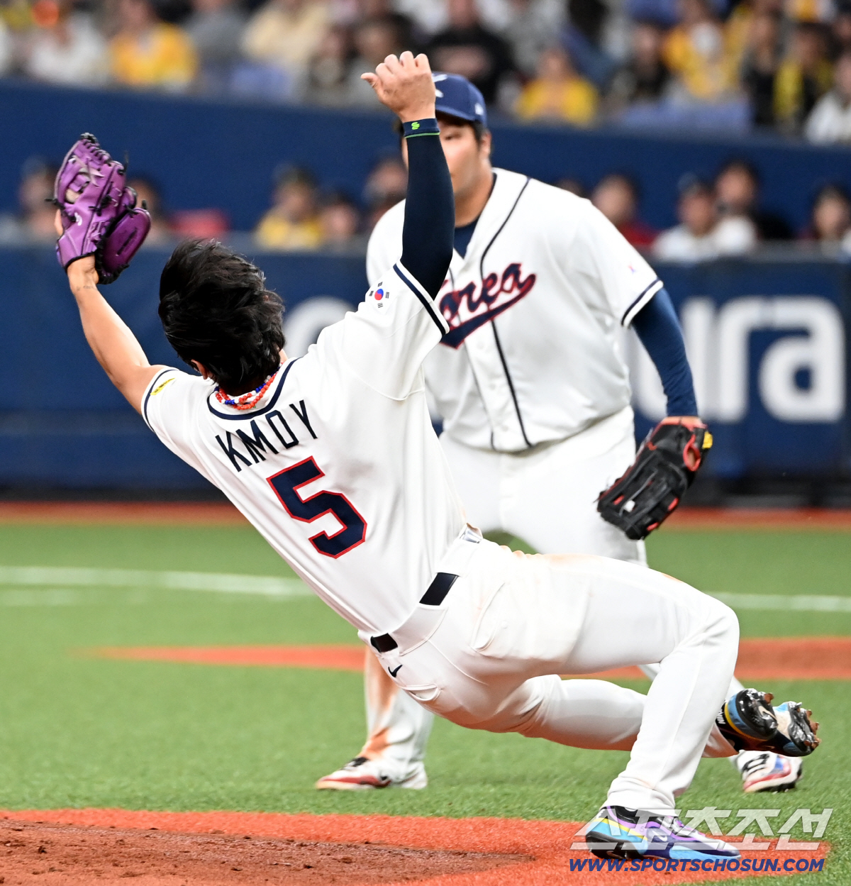 ‘가슴 철렁!’ 김도영 뒷통수 박고도 웃었다. 투혼 수비→5회 동점포..…