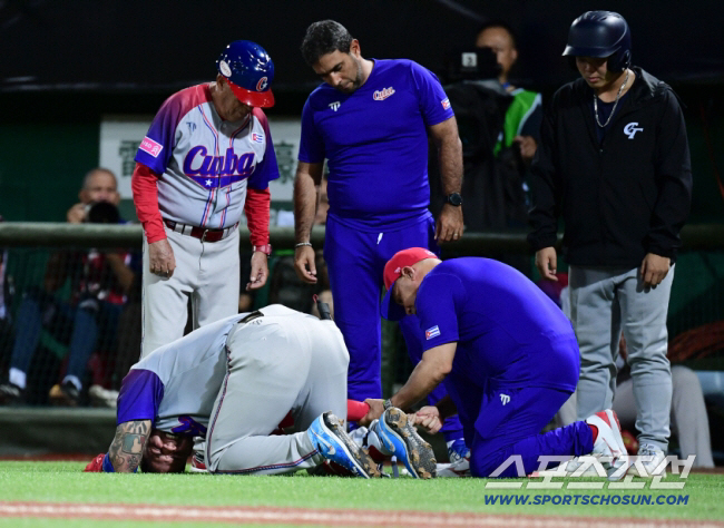 "손님 불러놓고 이게 무슨…" 美, 쿠바 WBC 선수단 8명 비자 발급 …