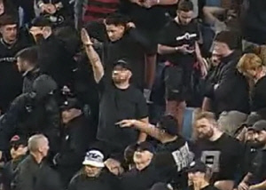 [오피셜]손흥민 없으니까 막 나간다...토트넘 팬 제정신인가? '욱일기급 행동' 