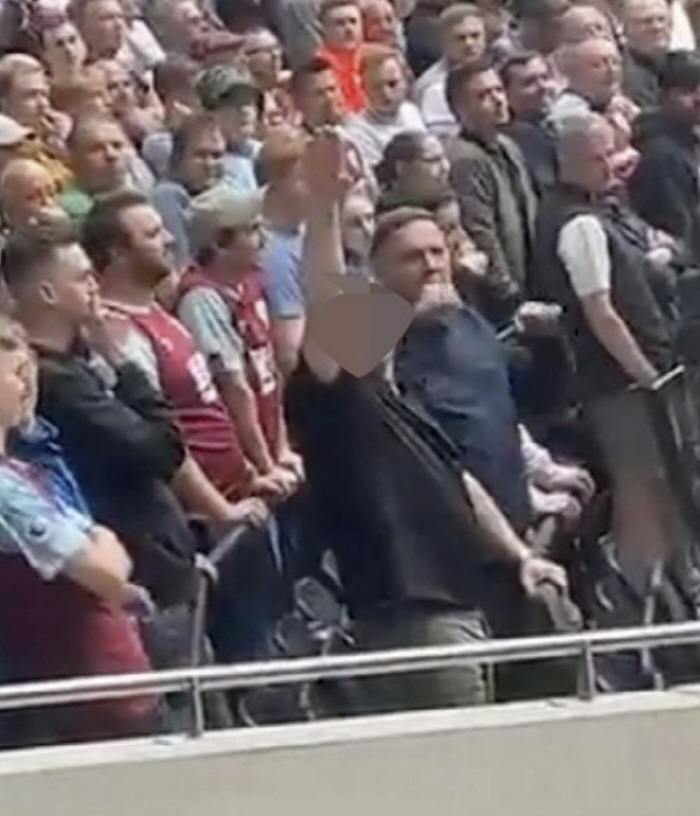 [오피셜]손흥민 없으니까 막 나간다...토트넘 팬 제정신인가? '욱일기급…