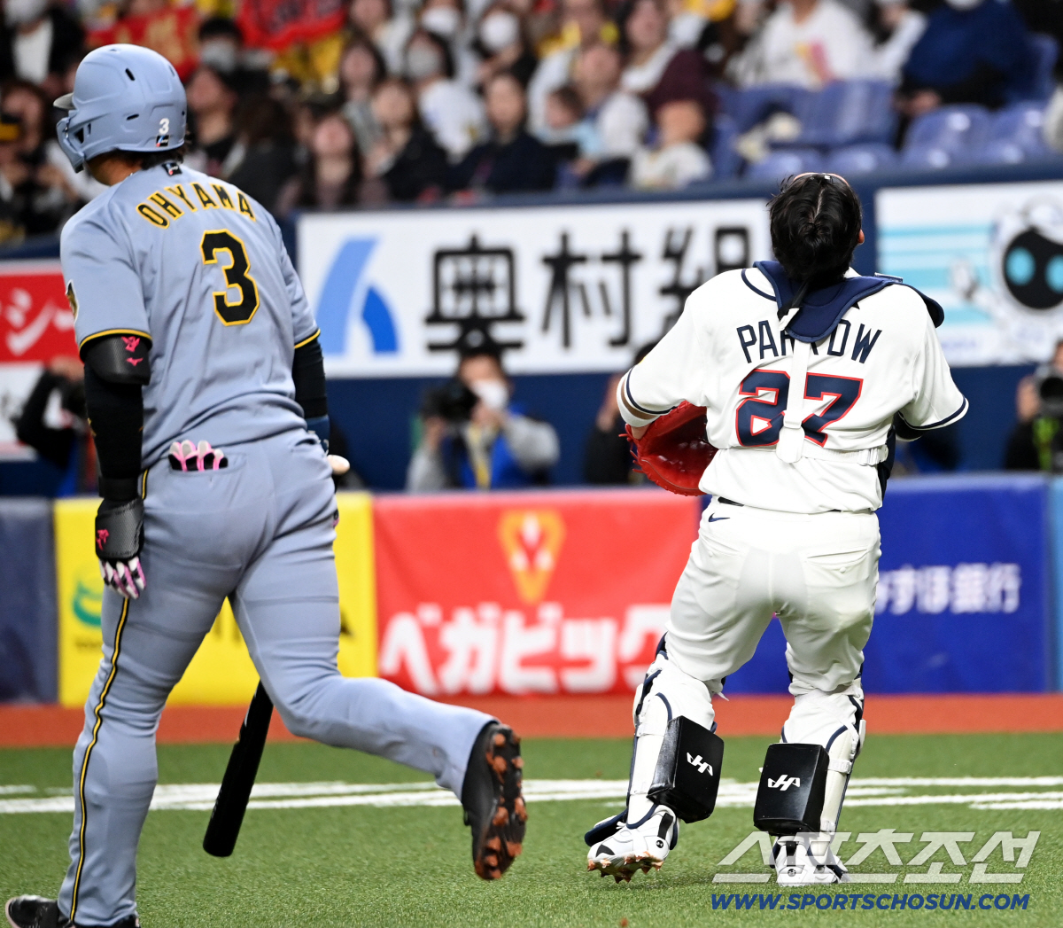 박동원, 드러누운 문보경 배에 공 '툭'…'내가 잡는다 했잖아' 능청스런…