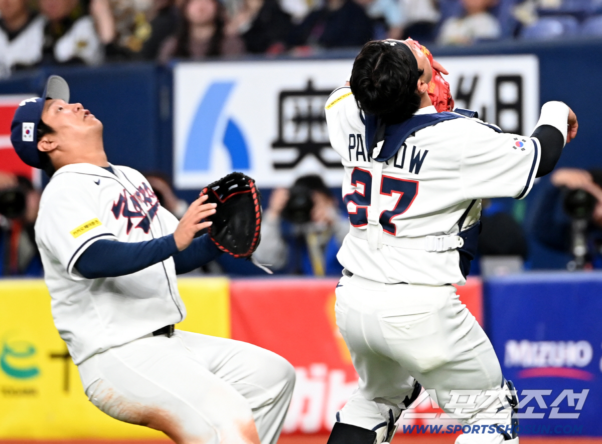 박동원, 드러누운 문보경 배에 공 '툭'…'내가 잡는다 했잖아' 능청스런…