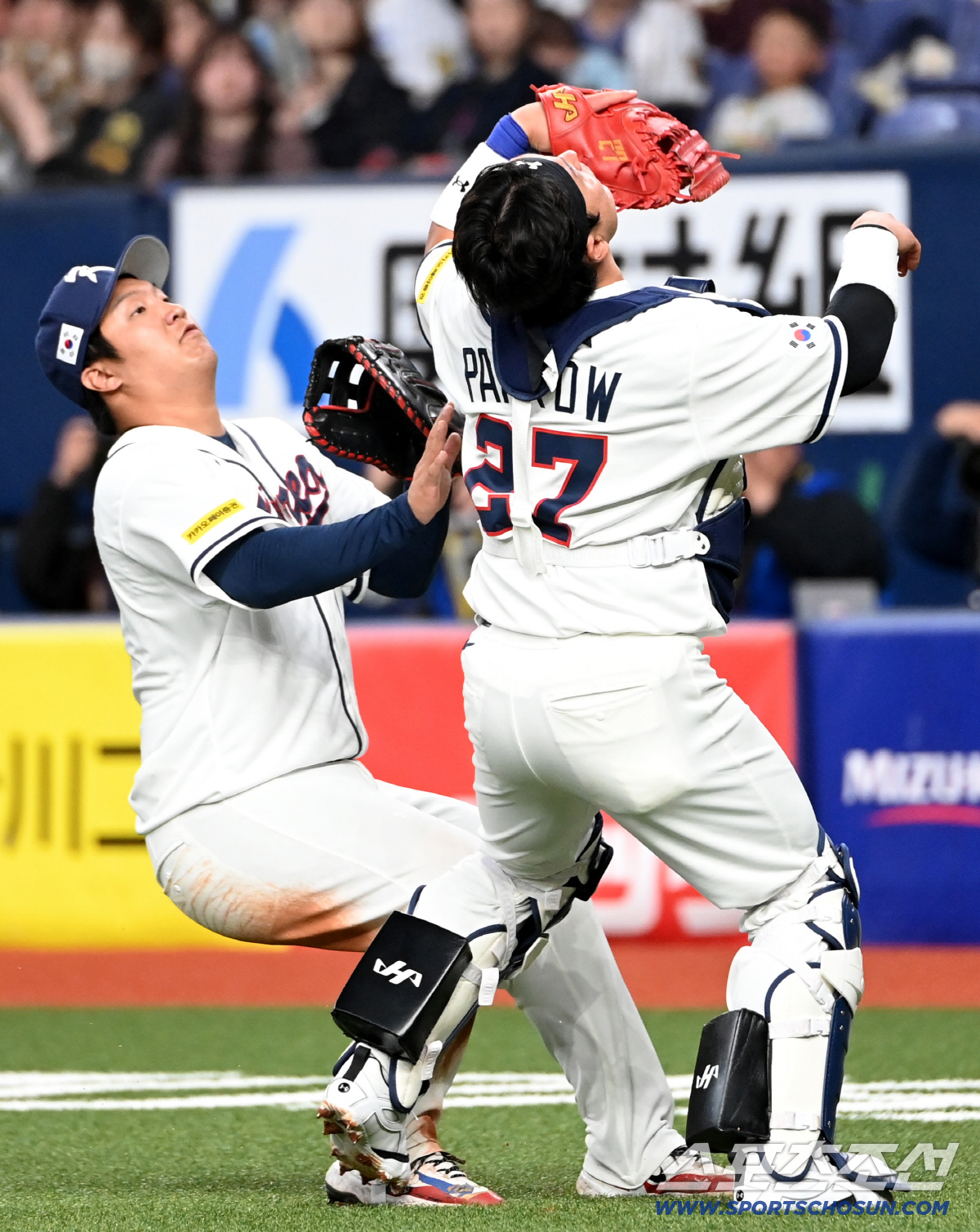 박동원, 드러누운 문보경 배에 공 '툭'…'내가 잡는다 했잖아' 능청스런…