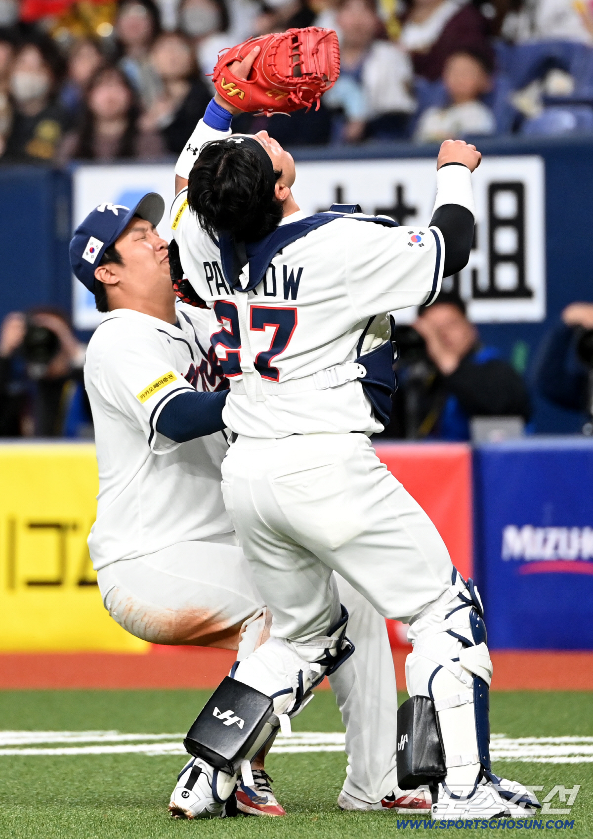 박동원, 드러누운 문보경 배에 공 '툭'…'내가 잡는다 했잖아' 능청스런…