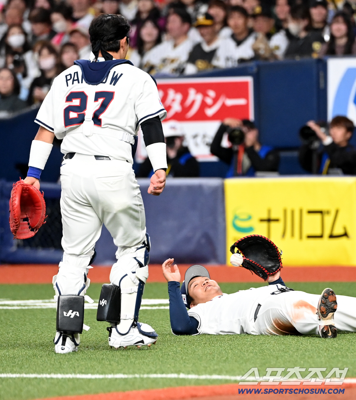 박동원, 드러누운 문보경 배에 공 '툭'…'내가 잡는다 했잖아' 능청스런…