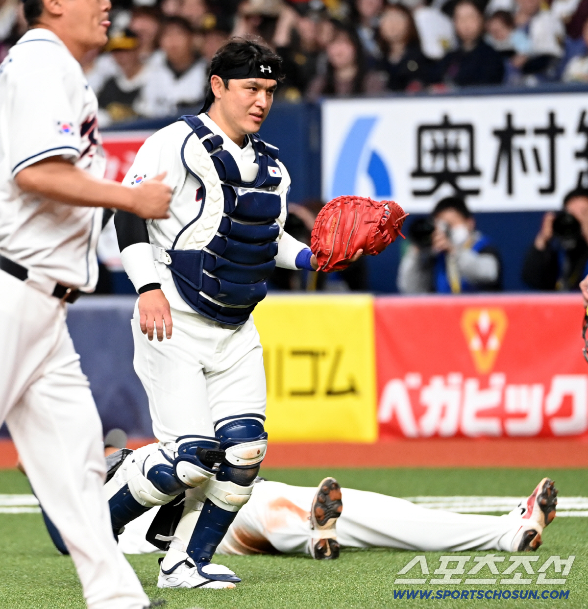 박동원, 드러누운 문보경 배에 공 '툭'…'내가 잡는다 했잖아' 능청스런…