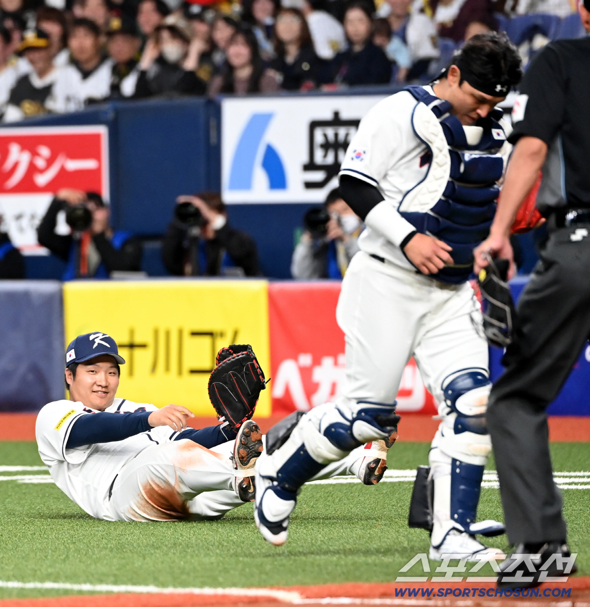 박동원, 드러누운 문보경 배에 공 '툭'…'내가 잡는다 했잖아' 능청스런…