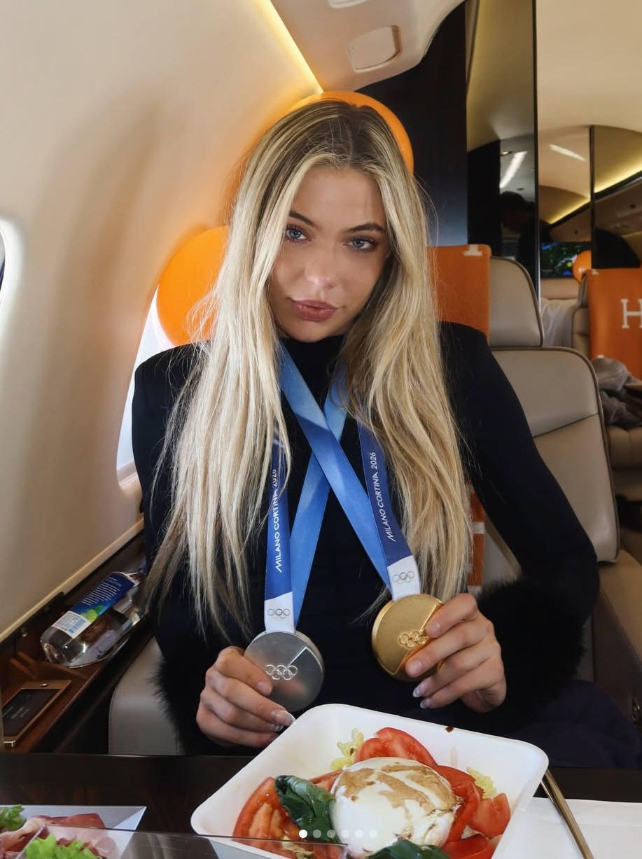 "무려 3배, 호날두도 넘었다" 지퍼 내려 브라 노출 15억→실착 경기복…