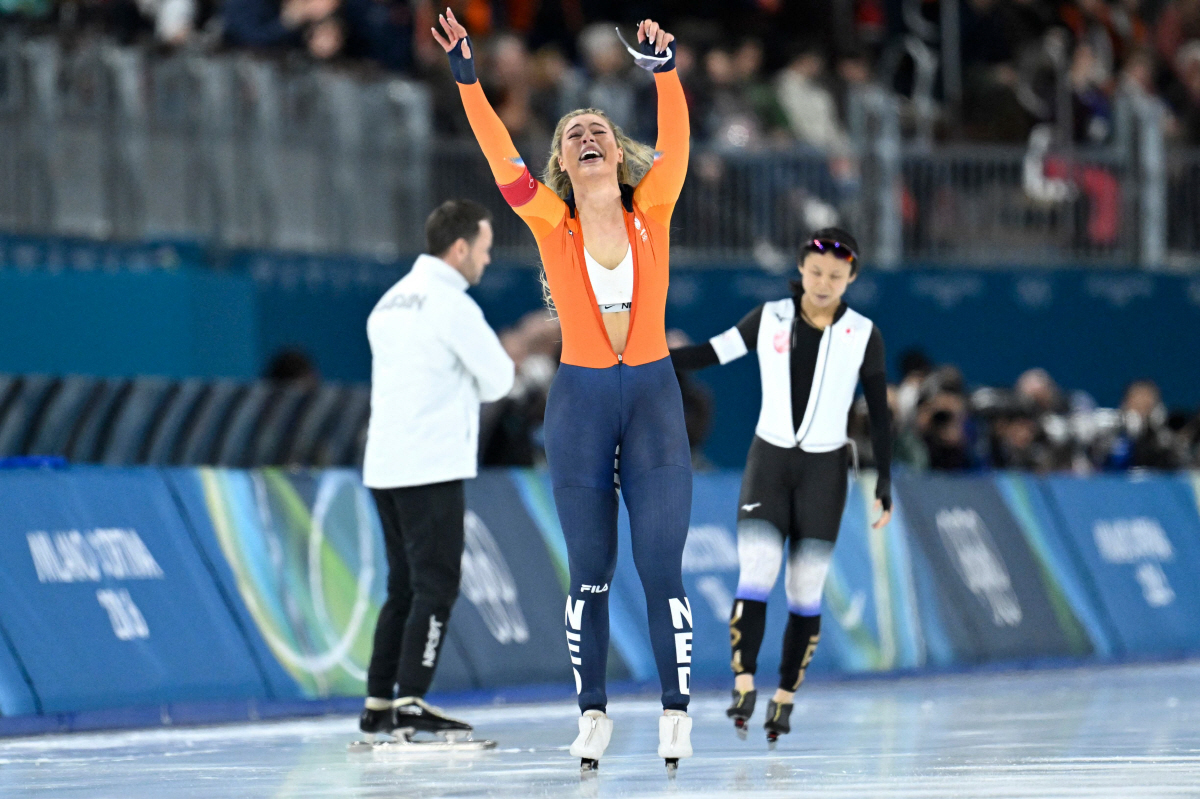 "무려 3배, 호날두도 넘었다" 지퍼 내려 브라 노출 15억→실착 경기복…