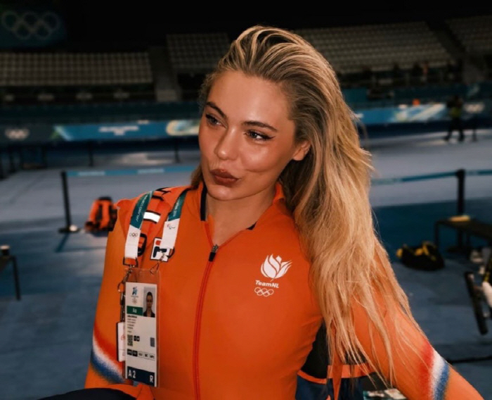 "무려 3배, 호날두도 넘었다" 지퍼 내려 브라 노출 15억→실착 경기복…