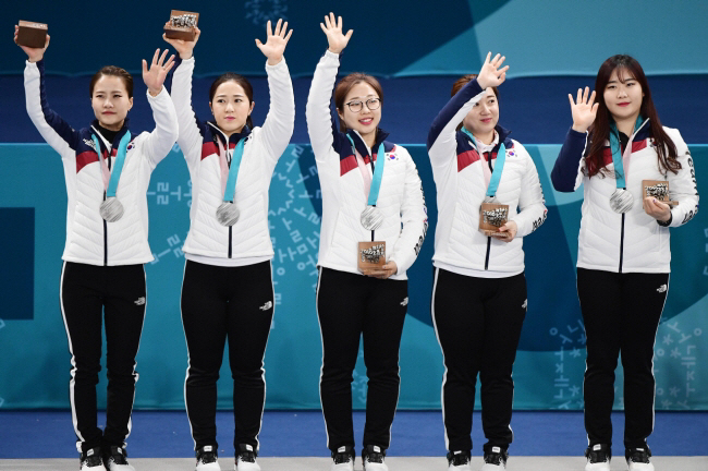 [오피셜]"韓 컬링 역사!" '땡큐&굿바이' 평창동계올림픽 銀 '팀킴' …