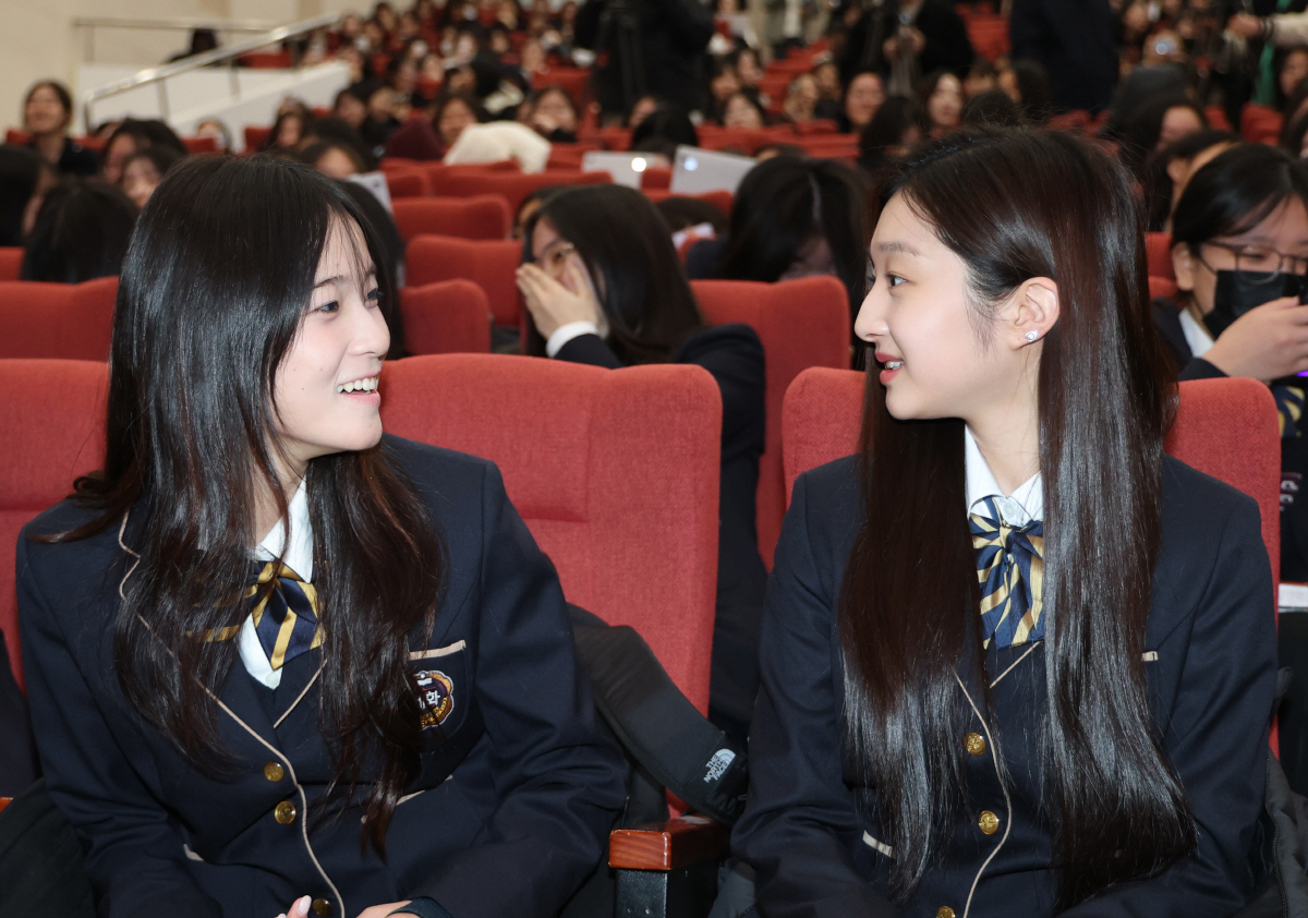 '국가대표 반 친구' 스노보드 최가온-피겨 신지아, 세화여고서 장학금 1…