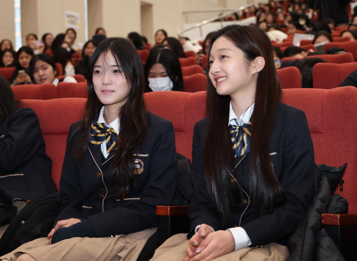 '국가대표 반 친구' 스노보드 최가온-피겨 신지아, 세화여고서 장학금 1…