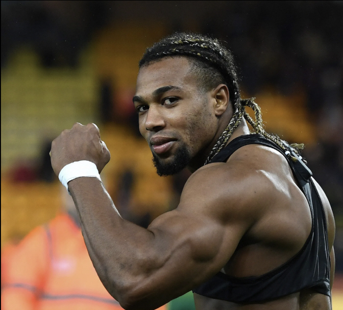 세계 최초(?) 벤치프레스 금지 축구선수 나왔다...'황소 근육' 아마다 헬스장 출입 금지 