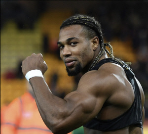 세계 최초(?) 벤치프레스 금지 축구선수 나왔다...'황소 근육' 아마다 헬스장 출입 금지 