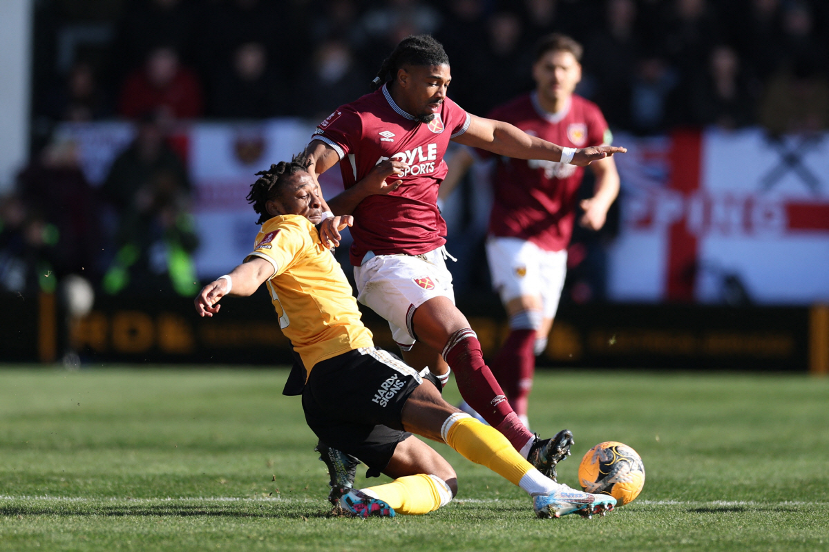 세계 최초(?) 벤치프레스 금지 축구선수 나왔다...'황소 근육' 아마다…