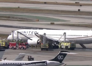 美 여객기, 엔진 화재로 긴급 착륙…승객 전원 탈출