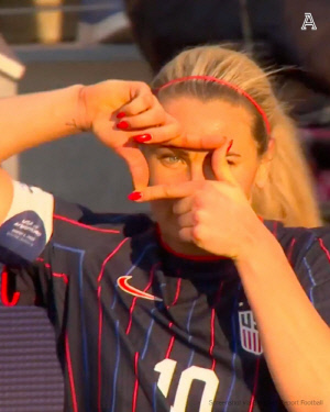 '170경기 38골' 미국 여자 국대 레전드 미녀, 손흥민 샤라웃 수없이 했다...알고 보니 3년째 '찰칵 세리머니'