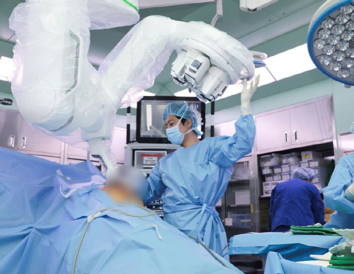 한림대동탄성심병원 이정민 교수, 다빈치 단일공 로봇 담낭절제술 500례 …