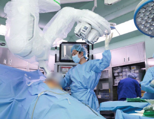 한림대동탄성심병원 이정민 교수, 다빈치 단일공 로봇 담낭절제술 500례 돌파