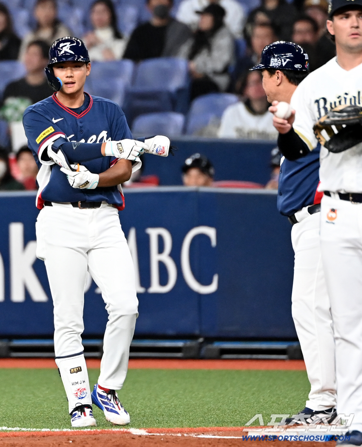 [포토] 김주원, 3루주자 불러들인 내야땅볼