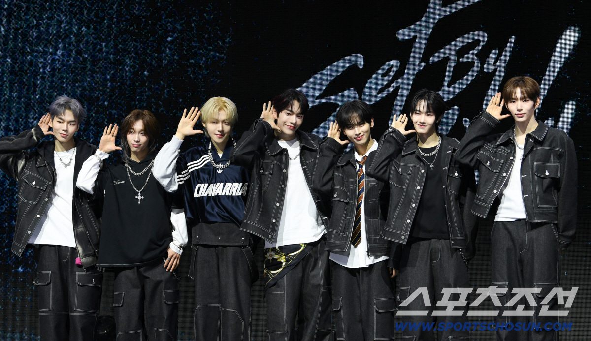 튜넥스 "데뷔까지 우여곡절 많았지만…데뷔해서 기쁘다"