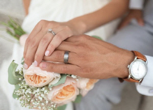 딸이자 며느리, 아들이자 사위…모녀가 한 부자와 '이중 결혼' 화제