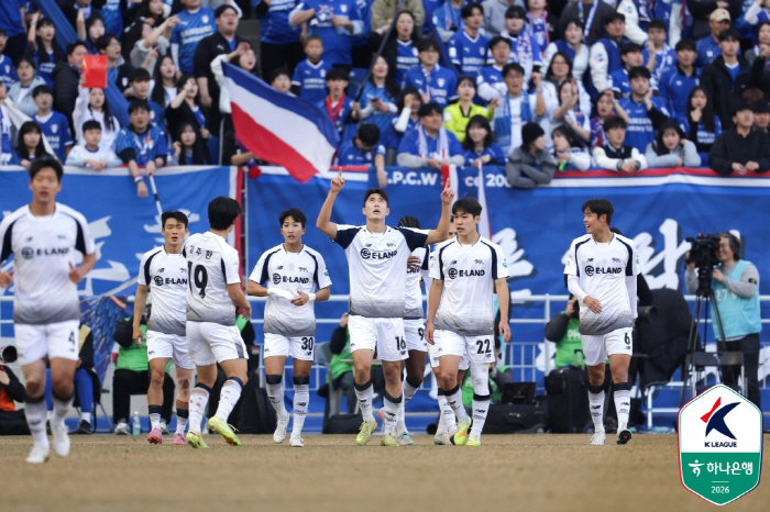 베일 벗은 K리그2, '최강'과 '최약'만 보였다...승격 전쟁 대혼돈 …