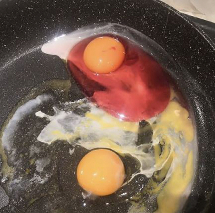 계란 깼더니 '핑크빛'…"먹으면 안 돼" 이유는?