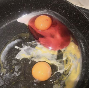 계란 깼더니 '핑크빛'…