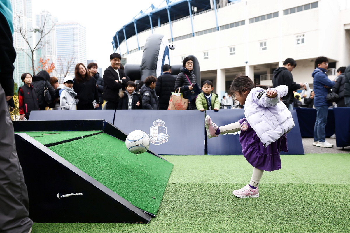 '팬과 하나된 킥오프!' 서울 이랜드, 홈 개막전서 특별 시축·팬 이벤트…