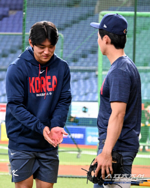 '형 제발요~' 김혜성 앞에 두 손 모은 김도영…글러브 두고 무슨 일이[오사카 현장]