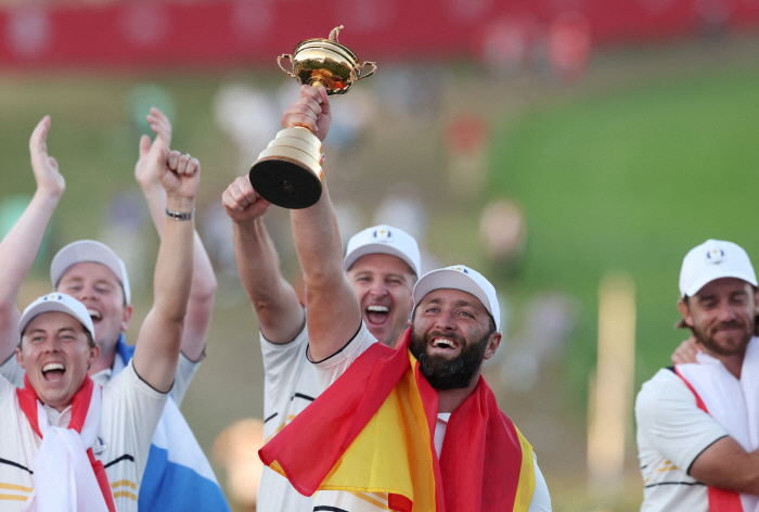 "LIV 선수들, 협박 당하고 있다" 욘 람, DP월드투어에 직격탄…결국 라이더컵 불참?