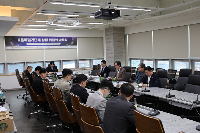 AI 저작권 전쟁 본격화… 국내 음악권리자 6단체 '원팀' 결성[고재완의…