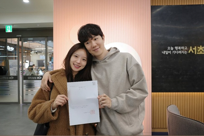 '49→59kg' 김지영, 옷 터질듯 D라인 공개..'법적 유부녀' 됐다