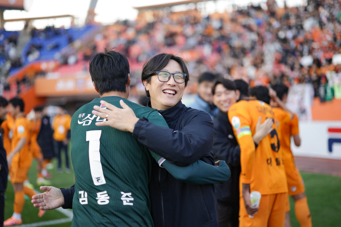 [오피셜]대한축구협회, 남자 U-20 대표팀 사령탑에 제주 잔류시킨 김정수 대행 선임