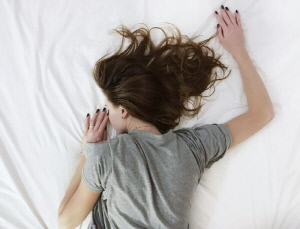 수면 자세로 보는 성격과 건강 신호…옆으로 자면 '개방적'?