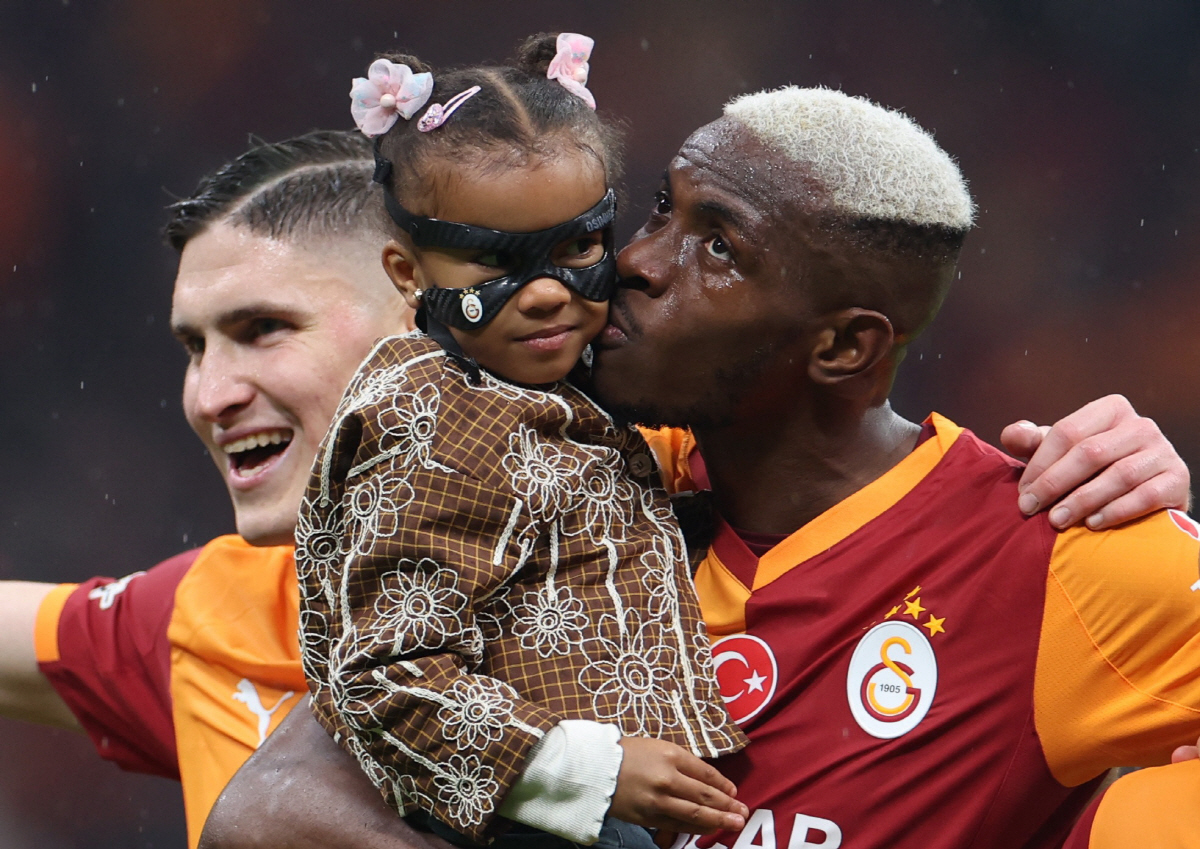 충격 반전! PSG, '이강인 매각 자금' 오시멘 영입에 쓴다→무려 25…