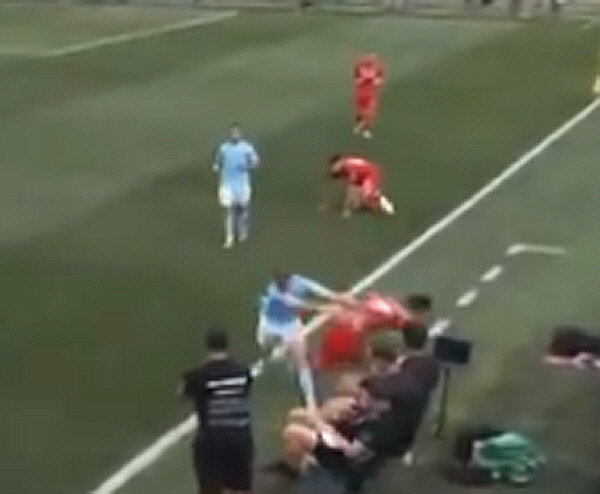 "태블릿에 이마 박고 피 철철" 日 신성, 호주 2부서 17살짜리에게 몹…