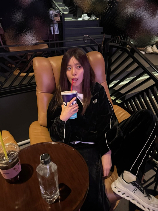 '또 소파에 신발 올리기'...이영은, '왕사남' 보러갔다 공중도덕 논란