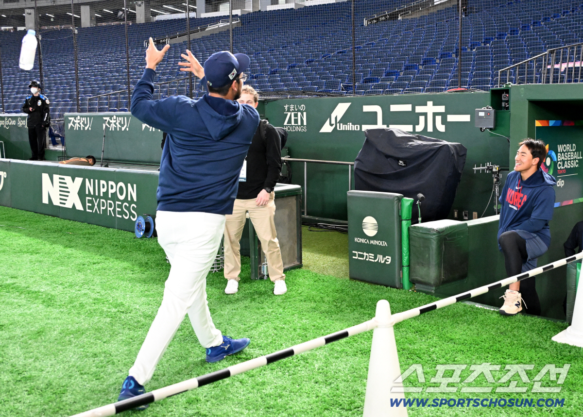 '물병 플립 좋았다' 한글 문신한 ML 투수, 안현민 배트 플립에 홀딱 …