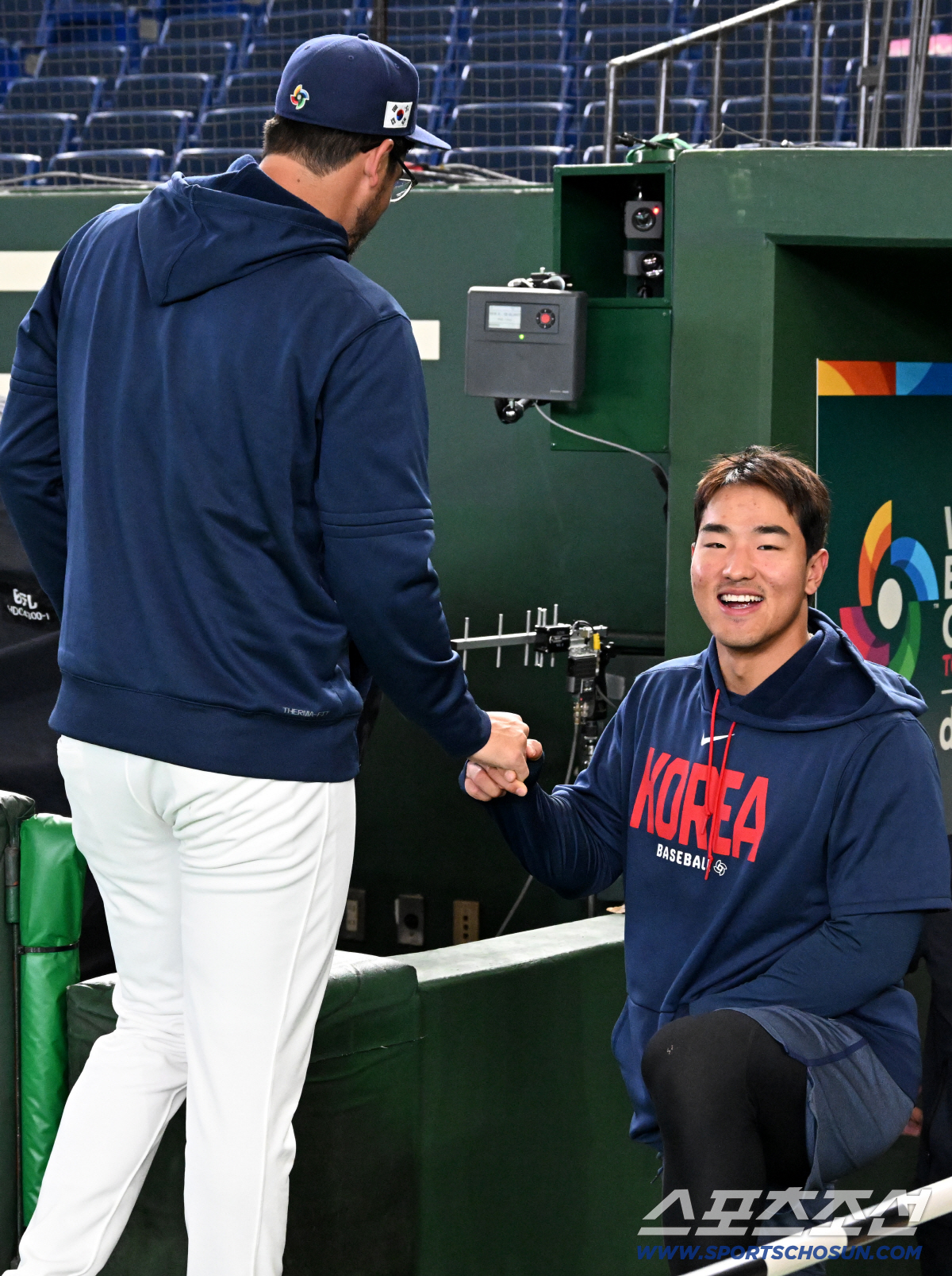 '물병 플립 좋았다' 한글 문신한 ML 투수, 안현민 배트 플립에 홀딱 …