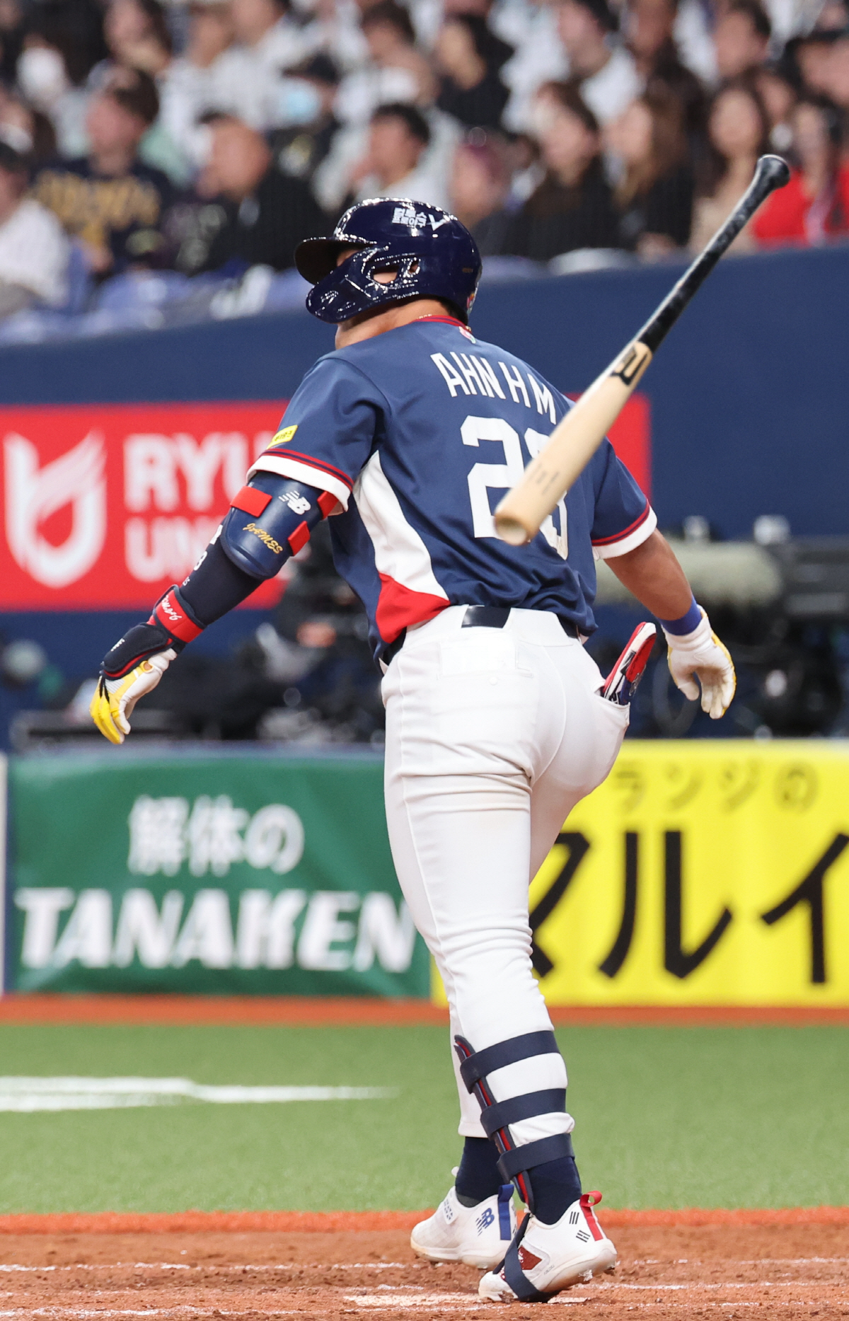 '물병 플립 좋았다' 한글 문신한 ML 투수, 안현민 배트 플립에 홀딱 …