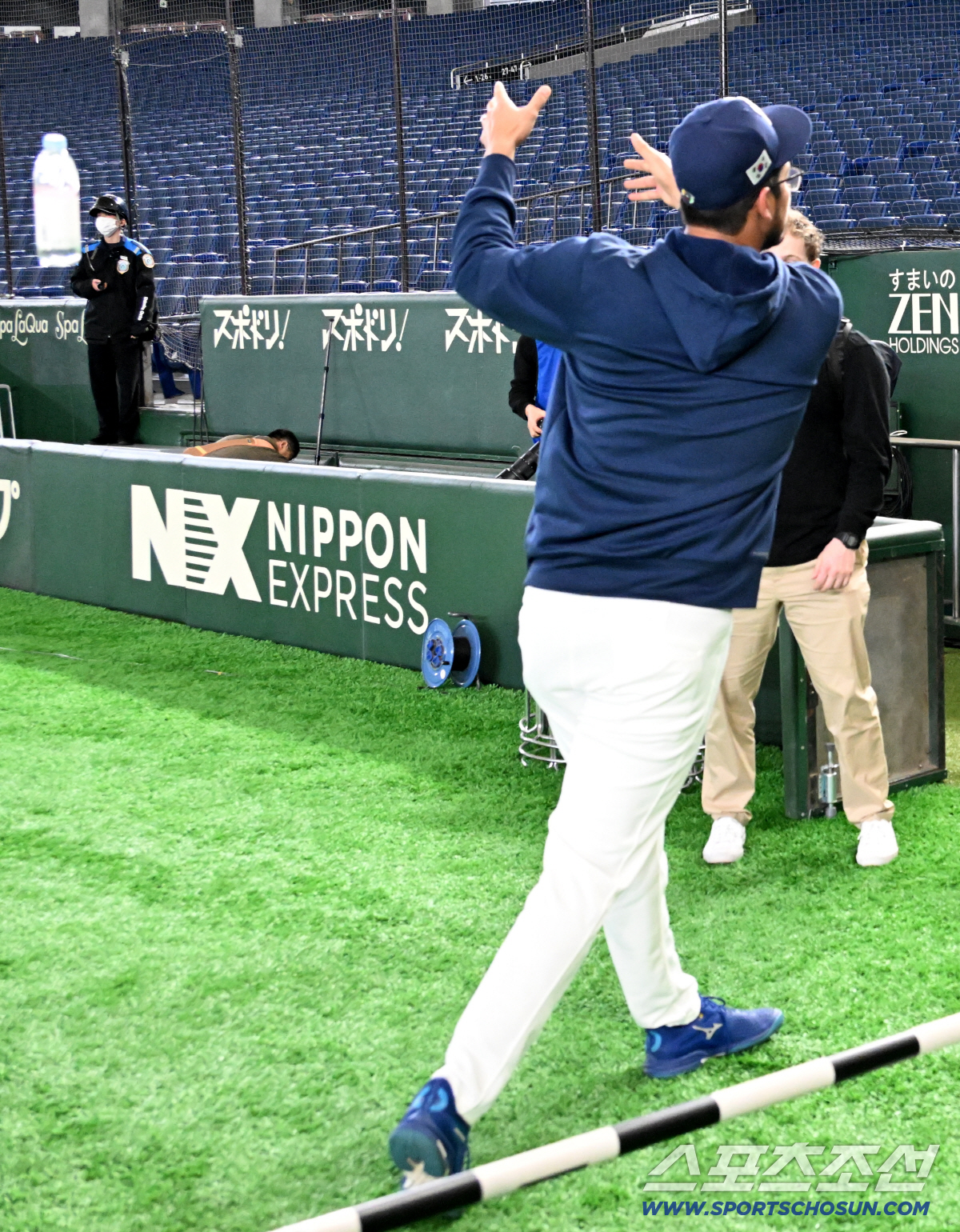 '물병 플립 좋았다' 한글 문신한 ML 투수, 안현민 배트 플립에 홀딱 …